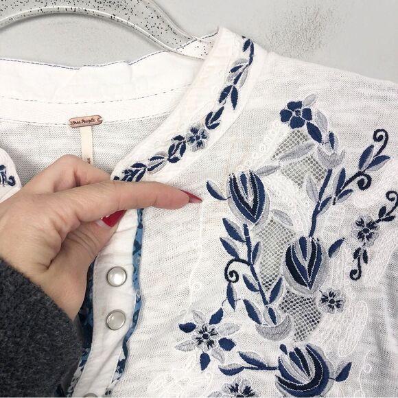 FREE PEOPLE | Sundance Kid White Blue Embroidered Henley Top Women’s Size Small - Picture 10 of 13